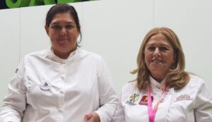 Celia Jiménez y Loli Rincón presentando un showcooking.